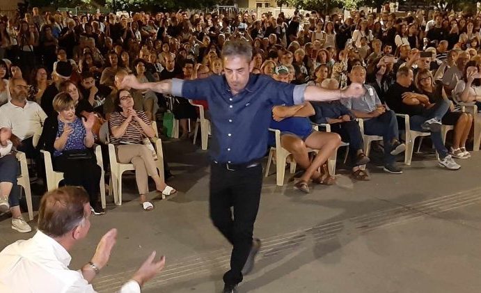 Εκδήλωση για τα Τέμπη: Συγκλόνισε ο Παύλος Ασλανίδης που χόρεψε στη μνήμη του γιου του, Δημήτρη