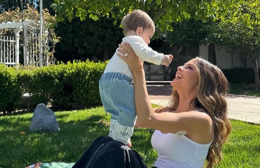 Μαρία Μενούνος: Μας δείχνει την καστανόξανθη Αθηνά της με γαλάζιο φόρεμα