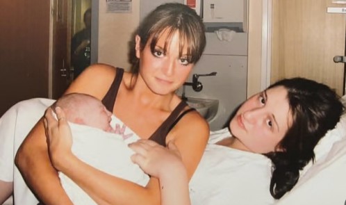 "Η αδελφή μου έμεινε έγκυος στα 16": Η συγγραφέας Έμιλι Άσερ εξηγεί πόσο άλλαξε τη ζωή της η γέννηση του ανιψιού της