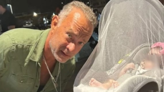 Τα δίδυμα που ξετρέλαναν τον Τομ Χανκς: Η φωτογραφία στην Αντίπαρο με τα μωρά γνωστών δημοσιογράφων