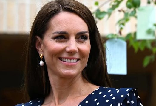 Κέιτ Μίντλετον: Η φωτογραφία που τη δείχνει να πηγαίνει τα παιδιά της στο σχολείο κάνει τον γύρο του διαδικτύου