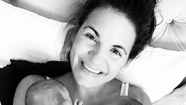 Η πιο όμορφη φωτογραφία τους: Η Όλγα Κεφαλογιάννη φωτογραφίζεται αγκαλιά με τα δίδυμα παιδιά της ανήμερα των γενεθλίων τους