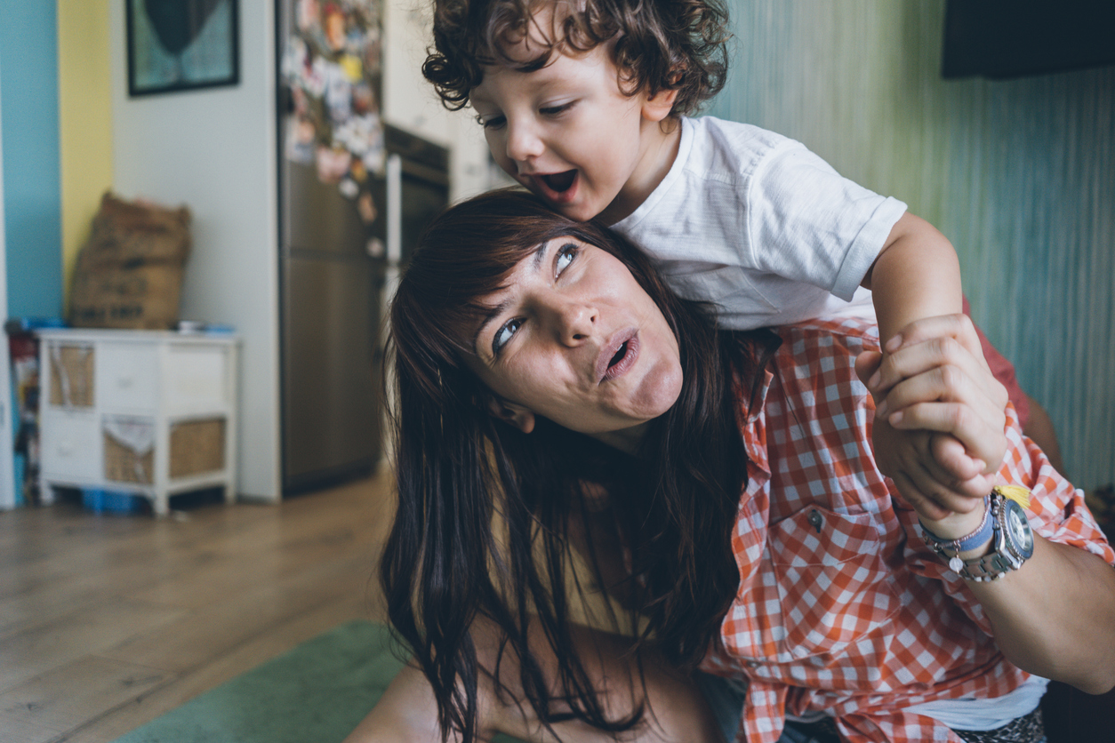Τα παιδιά δεν θα θυμούνται το ταξίδι στο εξωτερικό αλλά τη μέρα που έπαιξες μαζί τους ενώ ήσουν κουρασμένη