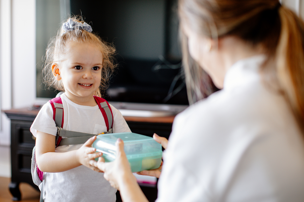 Γιατί οι μαμάδες κουραζόμαστε τόσο πολύ όταν ετοιμάζουμε τα ταπεράκια για το σχολείο; Νέα έρευνα αποκαλύπτει τους λόγους