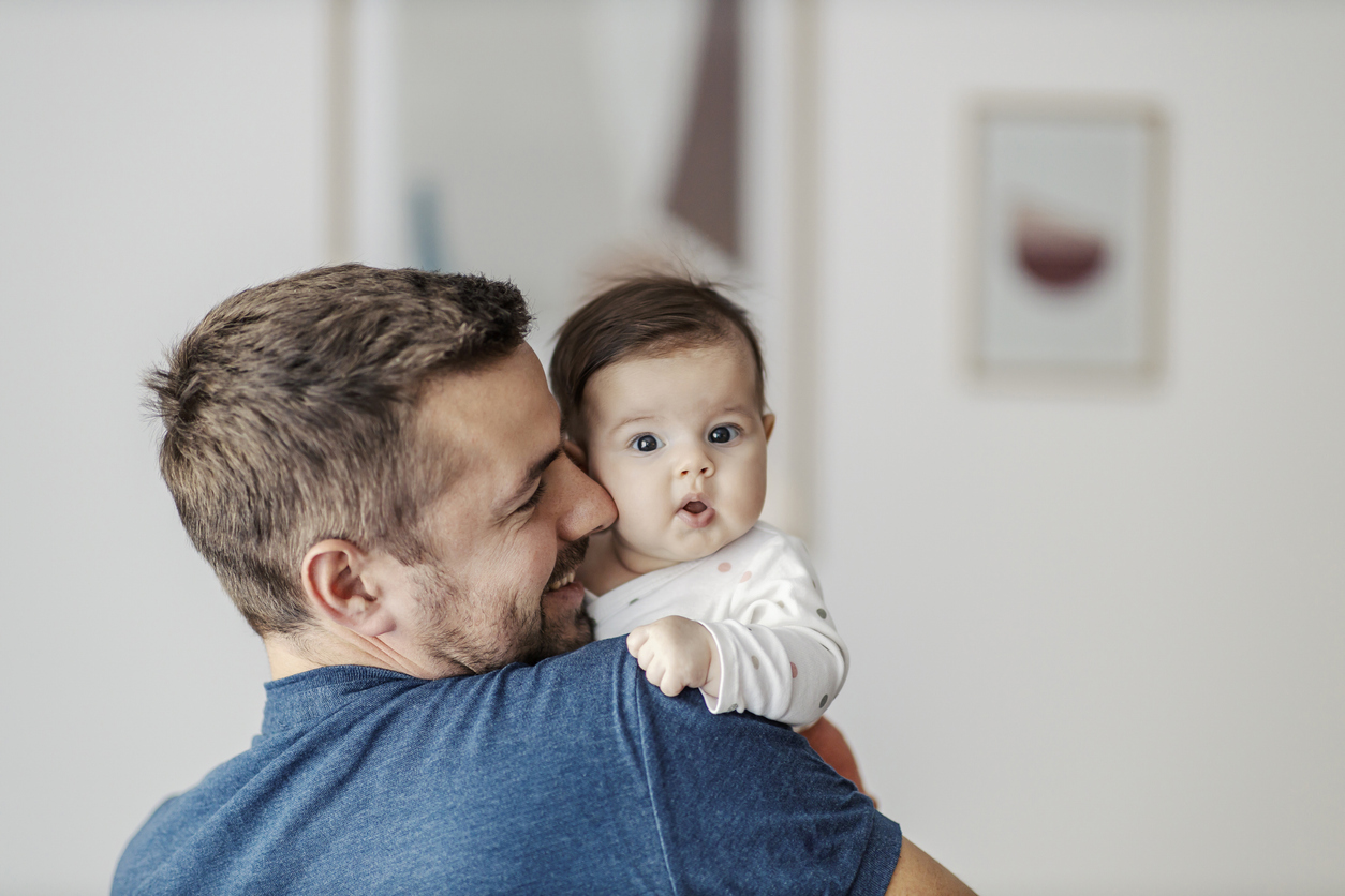 Γιατί οι άντρες πλέον θέλουν να κάνουν παιδιά σε μεγαλύτερο ποσοστό από τις γυναίκες; Η έρευνα που "σπάει" τα δεδομένα