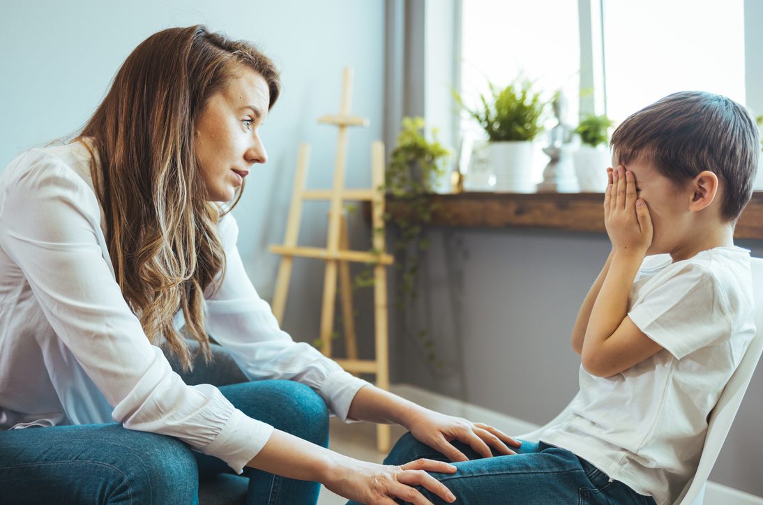 Όταν τα παιδιά λένε "όχι" κι οι γονείς προσπαθούν να θέσουν όρια: Φράσεις που θα σε βοηθήσουν