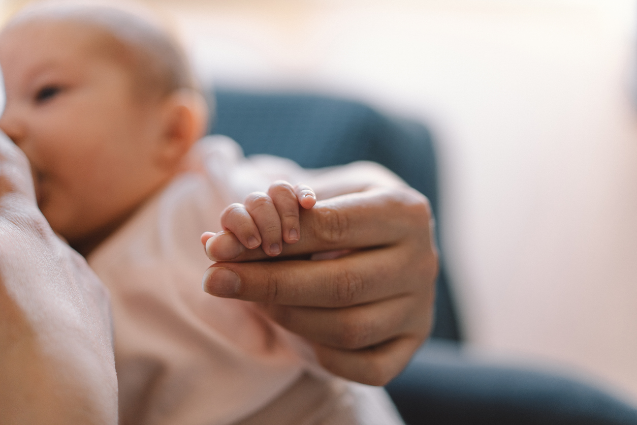 Ο θηλασμός μειώνει τον κίνδυνο να αναπτύξει το παιδί άσθμα: Μελέτη εξηγεί πώς το μητρικό γάλα ρυθμίζει το μικροβίωμα του μωρού