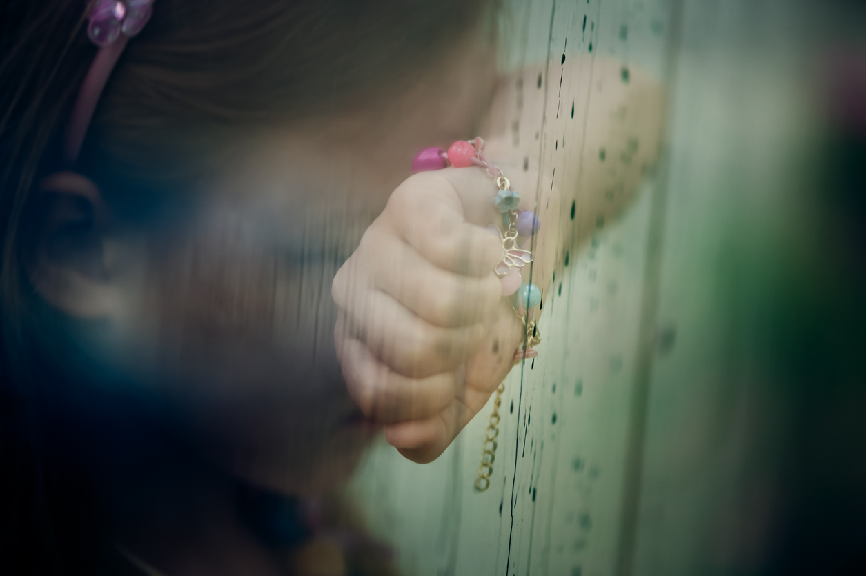 "Aπαγορεύεται ένας πατέρας να δώσει ένα φιλί;": Οι σοκαριστικές καταγγελίες της μητέρας των δύο κοριτσιών που κακοποιούνταν σεξουαλικά από τον πατέρα-κτηνοτρόφο