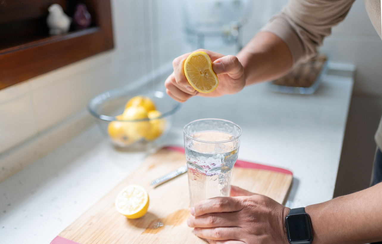Σπιτική λεμονάδα χωρίς ζάχαρη από τον Σάκη Ρουβά: Η εύκολη συνταγή για μικρούς και μεγάλους