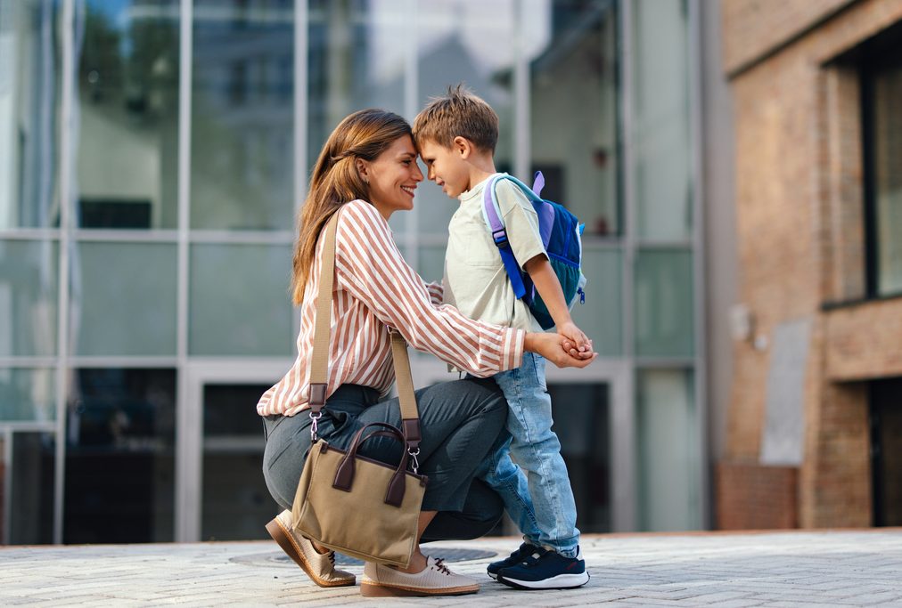 Μια μαμά και ψυχολόγος μας λέει πώς να βοηθήσουμε το παιδί να διαχειριστεί το άγχος της επιστροφής στο σχολείο
