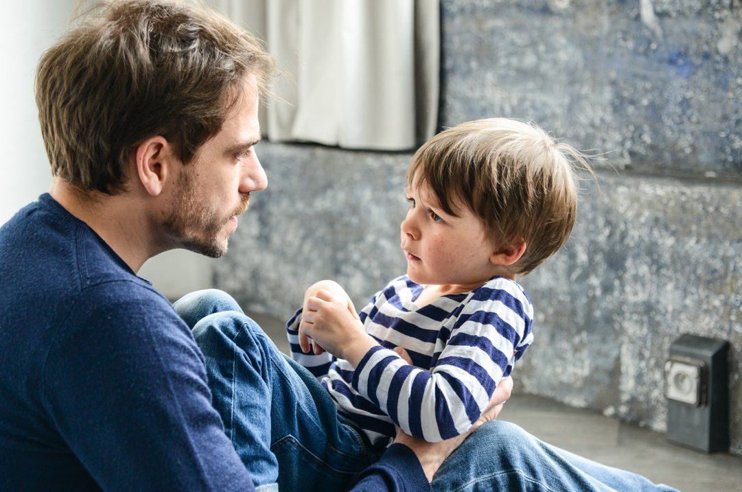 Κανένας γονιός δεν είναι τέλειος: Αυτά τα 8 πράγματα, όμως, δεν πρέπει να τα κάνεις ποτέ μπροστά στα παιδιά σου