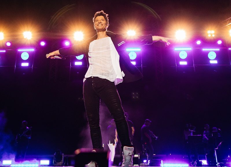 Σάκης Ρουβάς: Ξεσήκωσε το Κατράκειο την εντυπωσιακή σκηνική παρουσία, τα ανατρεπτικά εφέ και τα μεγαλύτερα του hits