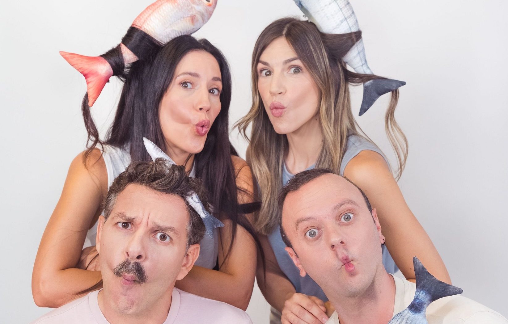 Τι μπορεί να μάθει η "Ψαρόσουπα" στα παιδιά; Μιλήσαμε με τους συντελεστές της πιο γλυκιάς παιδικής παράστασης για τα "γενναία ψαράκια"