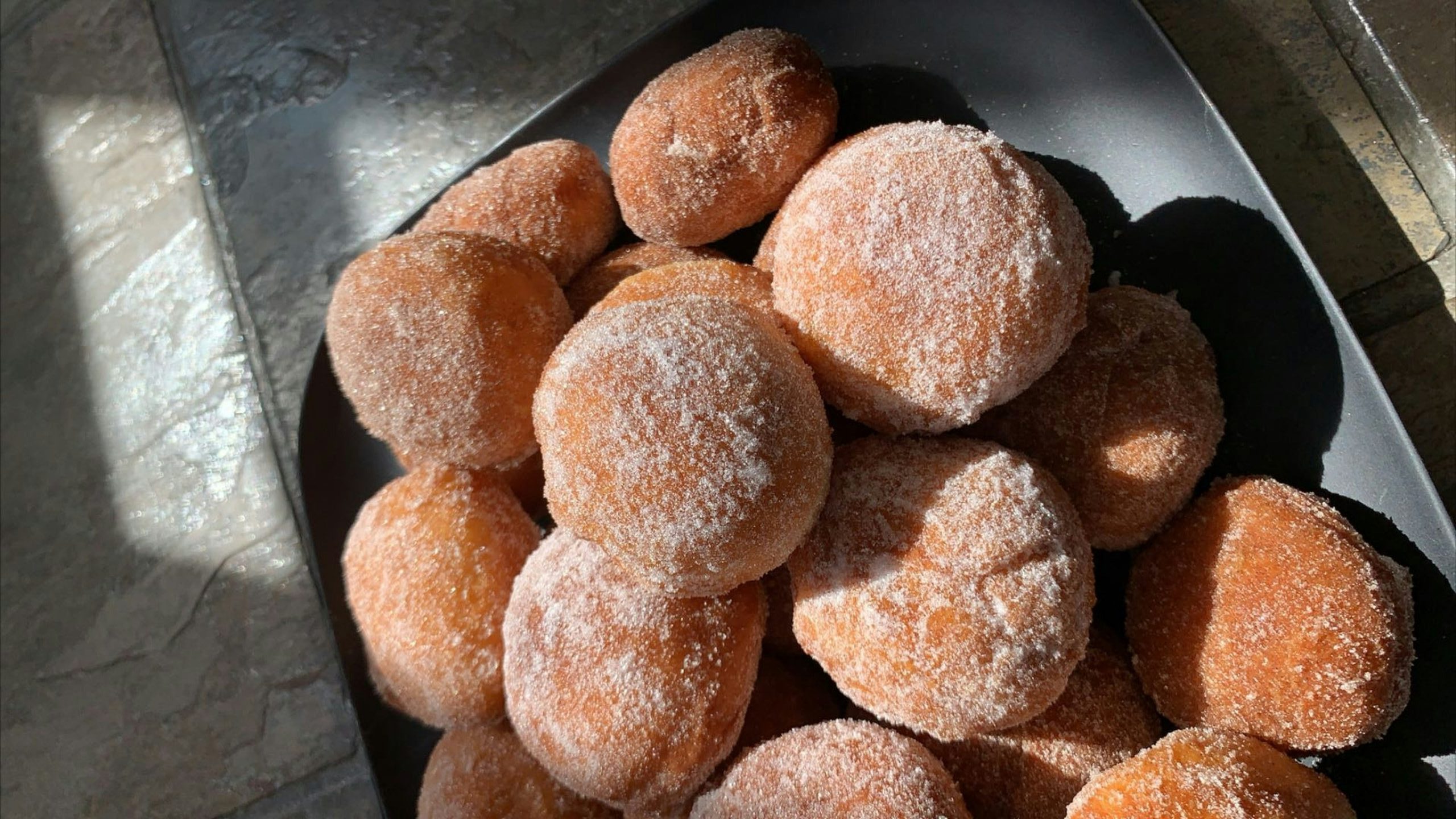 Έφτιαξα τα πιο λαχταριστά ντόνατ φούρνου: Η αγαπημένη μου συνταγή για γλυκά και αλμυρά ντόνατ στο ταψί