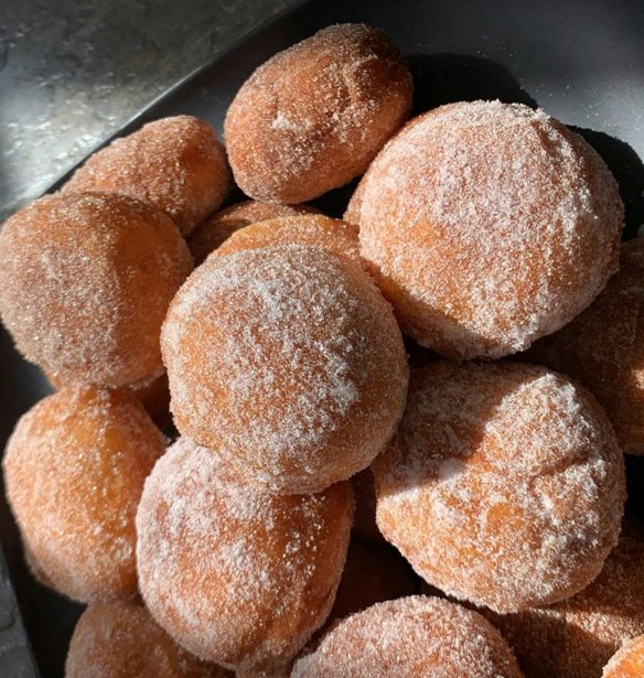 Έφτιαξα τα πιο λαχταριστά ντόνατ φούρνου: Η αγαπημένη μου συνταγή για γλυκά και αλμυρά ντόνατ στο ταψί