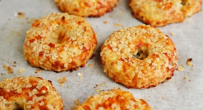 Tυροκούλουρα με φέτα και βρώμη: Έτοιμα σε λίγα λεπτά για το ταπεράκι του σχολείου