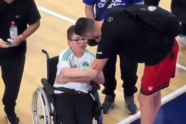 Αυτοί είναι οι αθλητές που αξίζει να θαυμάζουν τα παιδιά μας: Η συγκινητική αγκαλιά του αρχηγού του Ολυμπιακού σε μικρό φίλο του Παναθηναϊκού