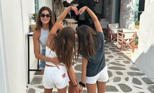 Νάγια και Μαίρη Σοφού: Οι κόρες της Σταματίνας Τσιμτσιλή παρέλασαν και ο μικρός τους αδελφός, Ιωάννης Εφραίμ, τις καμάρωσε!