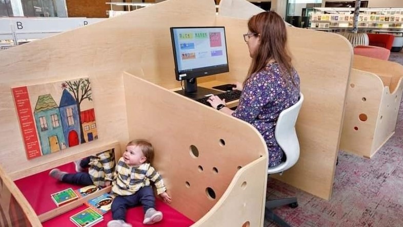 Μια δημόσια βιβλιοθήκη στην Αμερική τοποθέτησε ένα καινοτόμο "γραφείο" στο οποίο μπορείς να δουλέψεις ανενόχλητα δίπλα στο παιδί σου