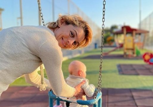 "Κυκλοφορούν πολλές τρομακτικές ιστορίες με μωρά και Χριστουγεννιάτικα δέντρα!": Η Γιούλικα Σκαφιδά στόλισε το σπίτι της μαζί με τον Άγγελό της