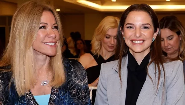 Εριέττα Κούρκουλου Λάτση: Το χιουμοριστικό βίντεο που δείχνει πόσο διαφορετικά μεγαλώνουμε οι Millennials γονείς τα παιδιά μας