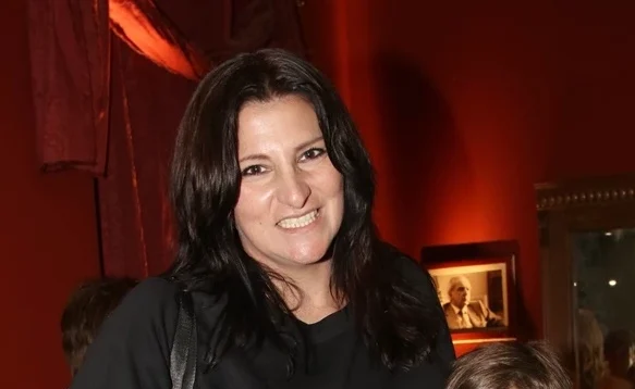 Η πανέμορφη εγγονή του Κώστα Βουτσά στο θέατρο μαζί με τη μαμά της, Θεοδώρα Βουτσά