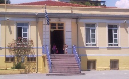 Το δημοτικό σχολείο που διδάσκει ιστορία - Ανοίγει τις πόρτες του για να αφηγηθεί ιστορίες προσφύγων και φυλακισμένων της Γκεστάπο