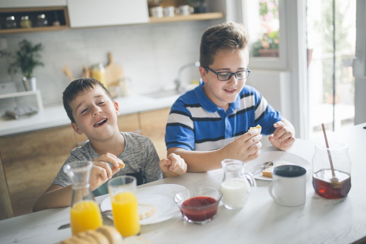 Τα παιδιά στην Ελλάδα όσο μεγαλώνουν δεν τρώνε λαχανικά, παραλείπουν το πρωινό και "κολλάνε" στις οθόνες