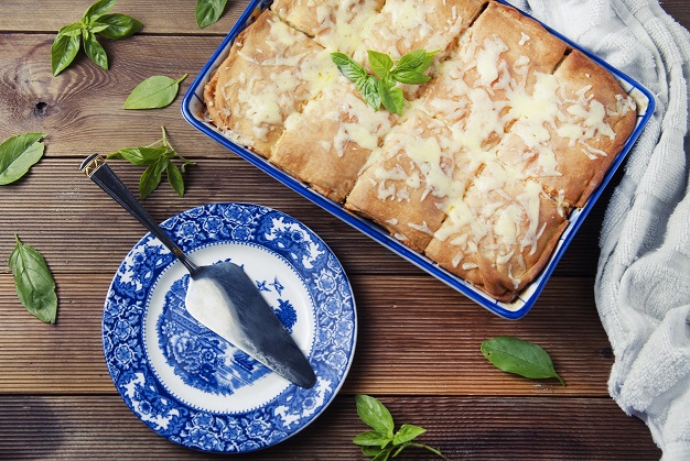 Συνταγή: Η πανεύκολη τυρόπιτα με γιαούρτι που λατρεύουν τα παιδιά