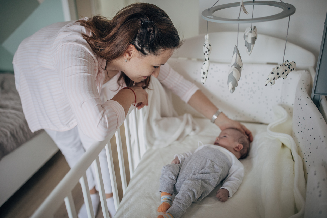 "Ξυπνάει όταν το αφήνω στο λίκνο": Το κόλπο μιας μαμάς που θα κοιμίσει το μωράκι σου πιο εύκολα