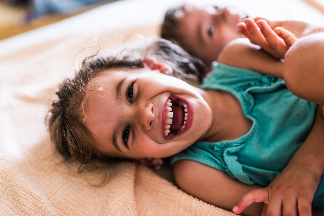 Να γελάμε καθημερινά μαζί με τα παιδιά μας! Τι αλλαγές μπορεί να προκαλέσουν δέκα με δεκαπέντε λεπτά συνεχούς γέλιου;