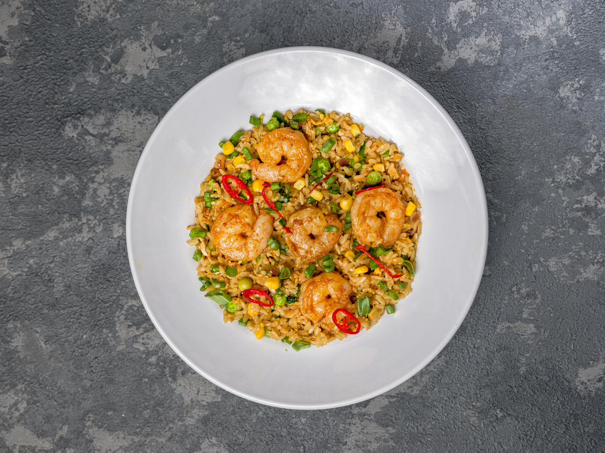 Μαγειρεύω με τα παιδιά: Ρύζι-ουράνιο τόξο, με τηγανητό αυγό και γαριδούλες