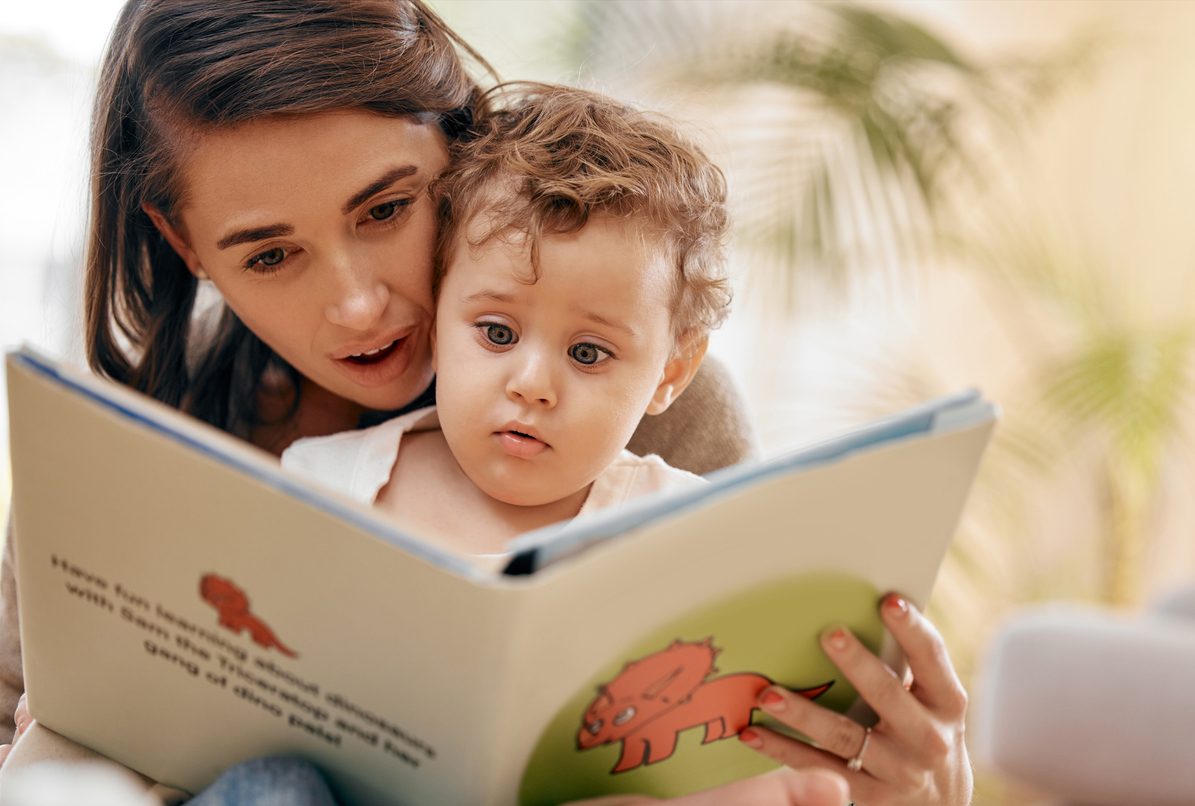 Τα παιδιά που συναντούν για πρώτη φορά τα βιβλία στην αγκαλιά των γονιών τους, τα συνδέουν με την ασφάλεια