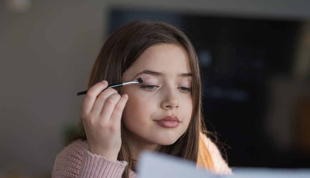 Μαθήτριες -ακόμα και δημοτικού- βάφονται για να πάνε στο σχολείο: Οι επιπτώσεις στην επιδερμίδα σύμφωνα με την φαρμακοποιό