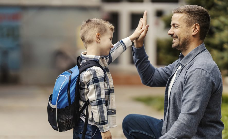 Αρκεί ως επιβράβευση να λες μόνο «τι καλό παιδί που είσαι»; Μάθε πως να επαινείς το παιδί σου αποτελεσματικά