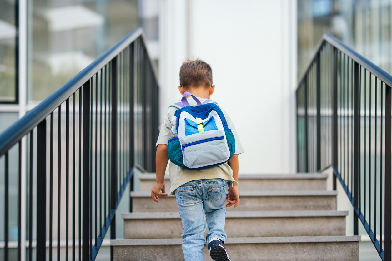 Πάτρα: Πατέρας άφησε 7χρονο μόνο του στο σπίτι- Το παιδί βγήκε στον δρόμο