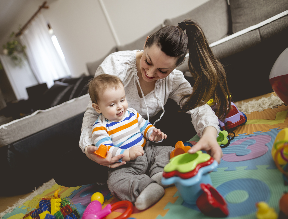 To πρακτικό tip της παιδιάτρου για τα μωράκια που έχουν αρχίσει να κάθονται μόνα τους