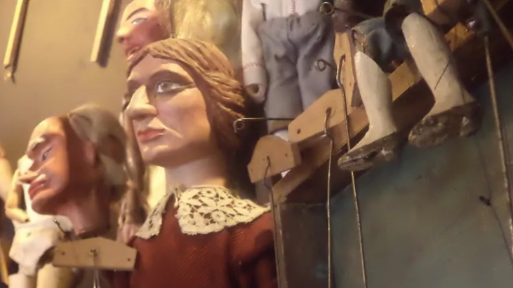 Κατασκευάζουμε φιγούρες κουκλοθεάτρου στο Εργαστήρι Μαιρηβή