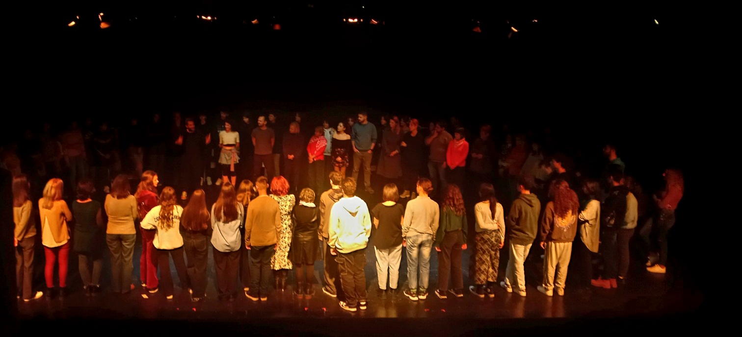 Μια θεατρική παράσταση μαθαίνει σε "εξωσχολικούς" πώς ξεκινάει η βία σε ένα Γυμνάσιο και προβληματίζει για τη διαχείριση από εκπαιδευτικούς και γονείς