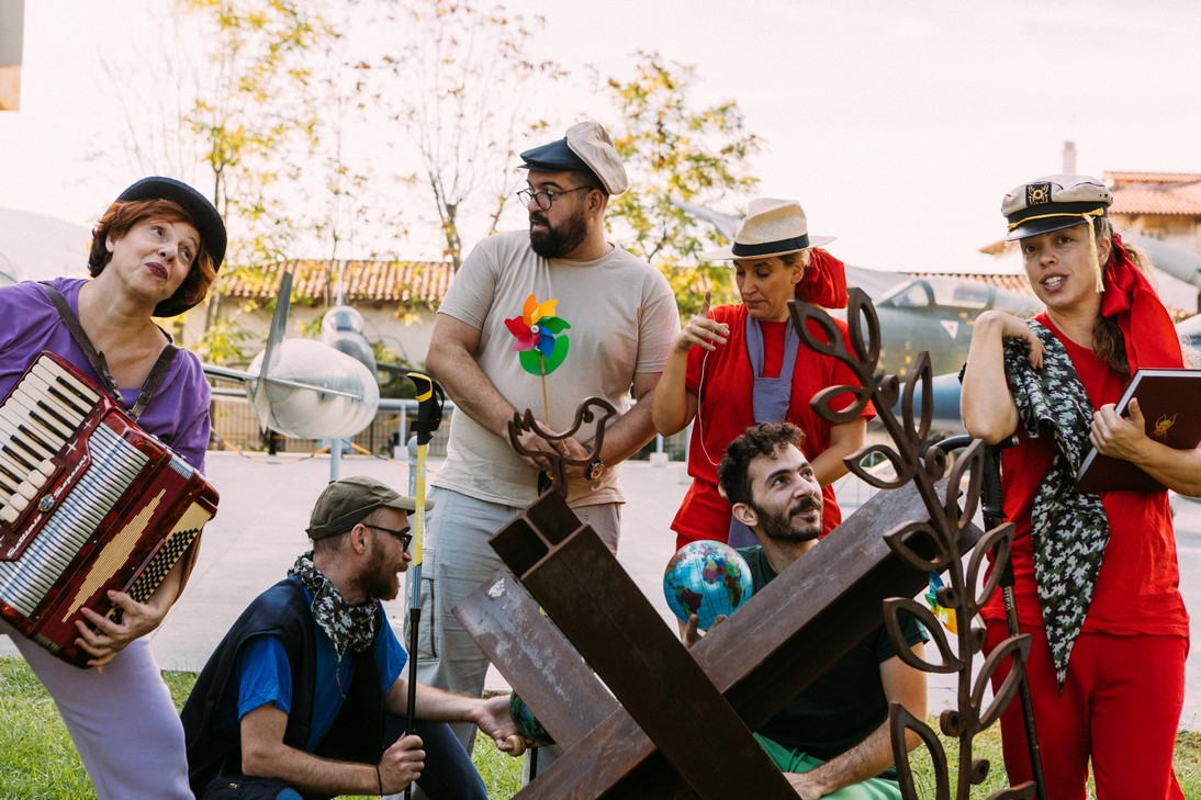 Ο Γιώργος Τσαγκαράκης, σκηνοθέτης της παράστασης «Το Γαϊτανάκι», μας εξηγεί γιατί "όποιος θέλει να αλλάξει τον κόσμο, αγαπάει τον κόσμο όπως τα παιδιά"