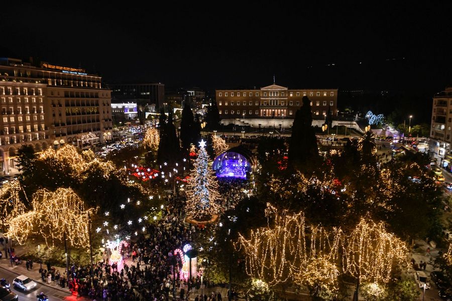 Φωταγωγήθηκε το Χριστουγεννιάτικο δέντρο στο Σύνταγμα- Οι όμορφες φωτογραφίες και τα στολίδια-ζαχαρωτά που ξεχώρισαν