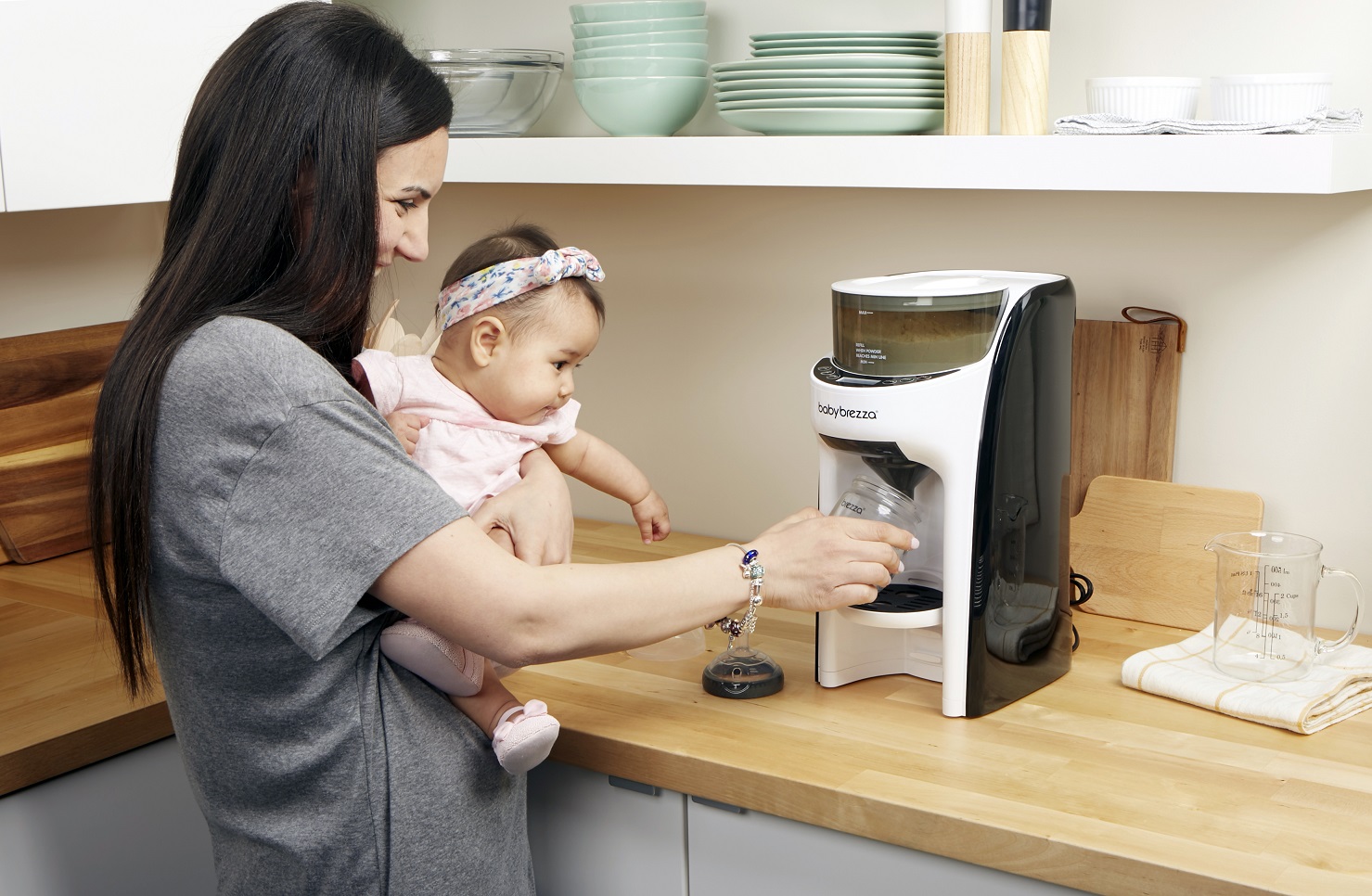 Τoν λατρέψαμε! Δοκιμάσαμε τον αυτόματο παρασκευαστή γάλακτος σκόνης σε μπιμπερό Formula Pro Advanced της Baby Brezza