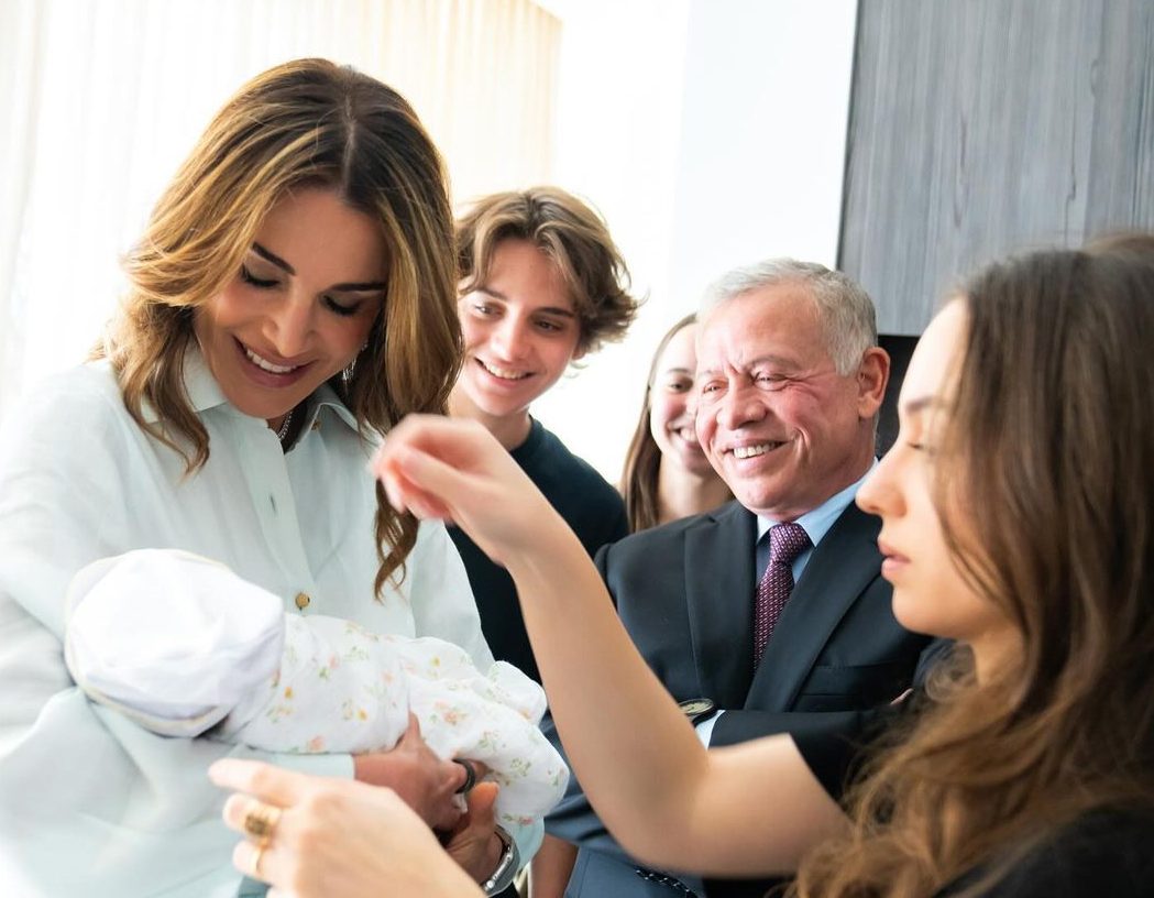 Βασίλισσα Ράνια: Σε meeting μαζί με την 3 μηνών εγγονή της, πριγκίπισσα Ιμάν