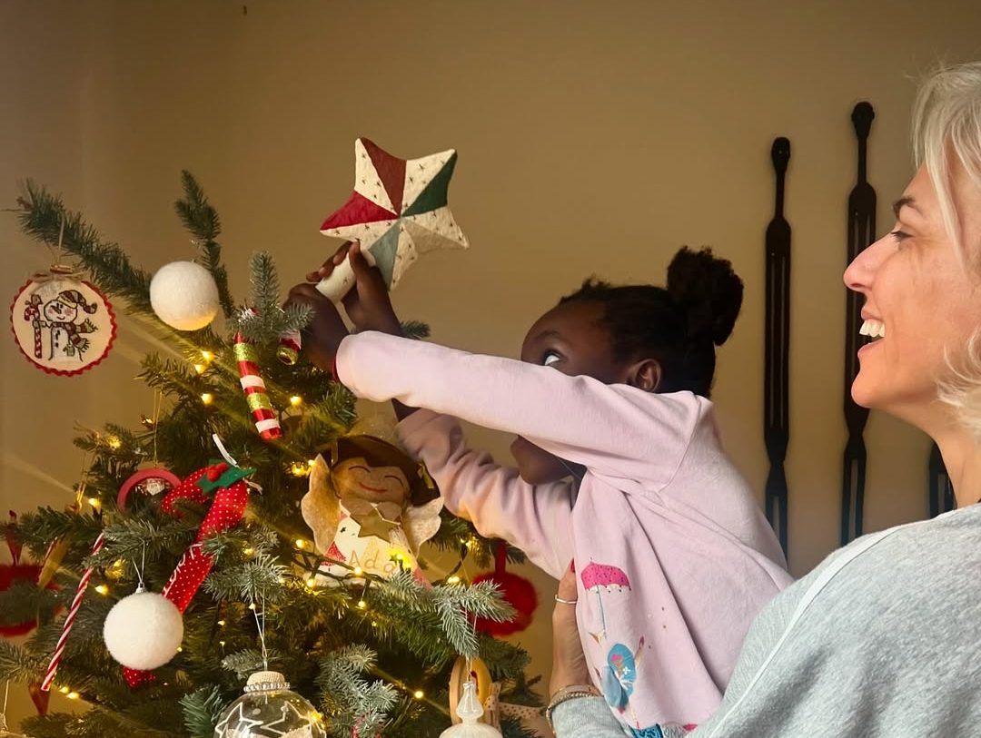 Η Χριστίνα Κοντοβά στολίζει το Χριστουγεννιάτικο δέντρο με την μικρή Ada- Το ιδιαίτερο στολίδι για την κόρη της