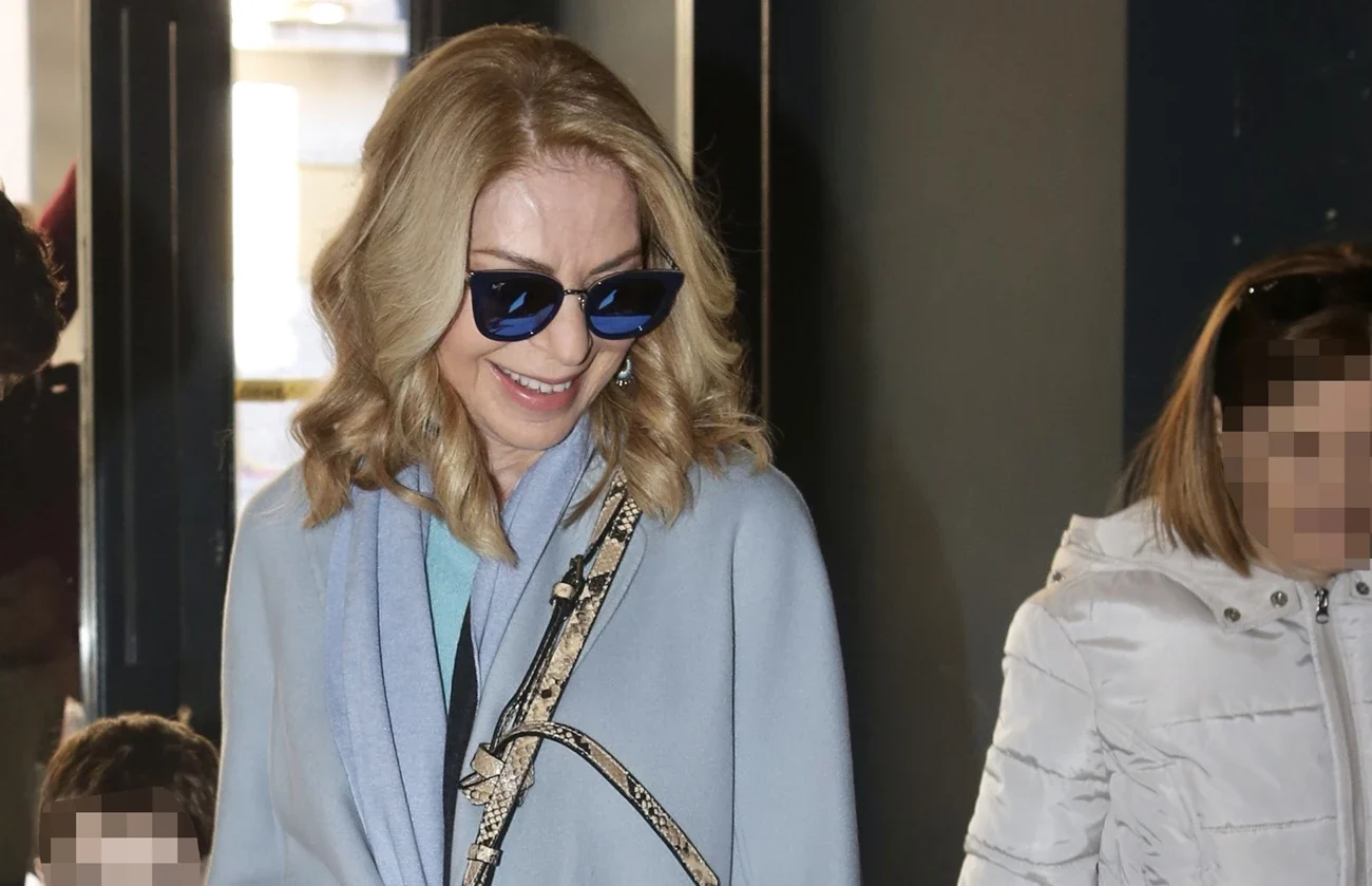 Η Έλλη Στάη πιο γλυκιά από ποτέ - Σε παιδική παράσταση με τους εγγονούς της