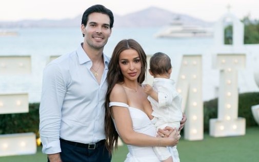 Η Ελένη Φουρέιρα φωτογραφίζει τον γιο της κάτω από το χριστουγεννιάτικο δέντρο