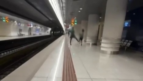 Ζευγάρι τσακώθηκε άγρια μέσα στο Mετρό έχοντας στην αγκαλιά το παιδί του