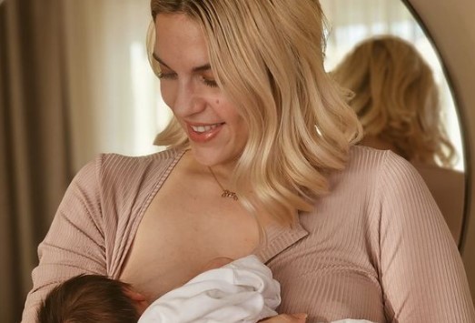 "Θα μου λείψει η κοιλίτσα": Η Μαντώ Γαστεράτου ποζάρει στον καθρέφτη του μαιευτηρίου μετά τη γέννα του τρίτου της παιδιού