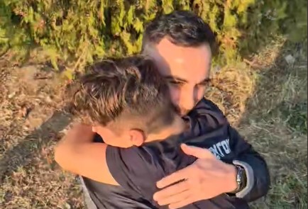 Πατέρας και γιος συναντήθηκαν στο γήπεδο μετά από μήνες: Το συγκινητικό βίντεο που έγινε viral