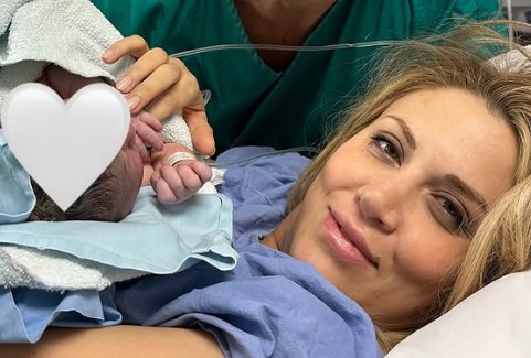 "Γιε μου, ήλιε μου": Οι φωτογραφίες της Φωτεινής Πετρογιάννη με τον νεογέννητο γιο της